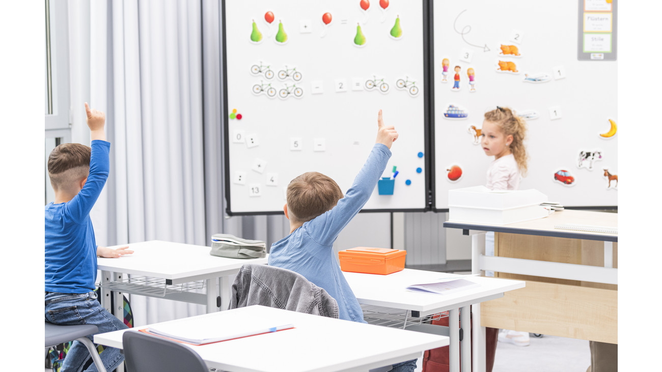 Jogo C/196 Figuras Mgnéticas de Contagem 82177 Crianças na sala de aula com quadros brancos decorados com ímanes coloridos, mesas e cadeiras