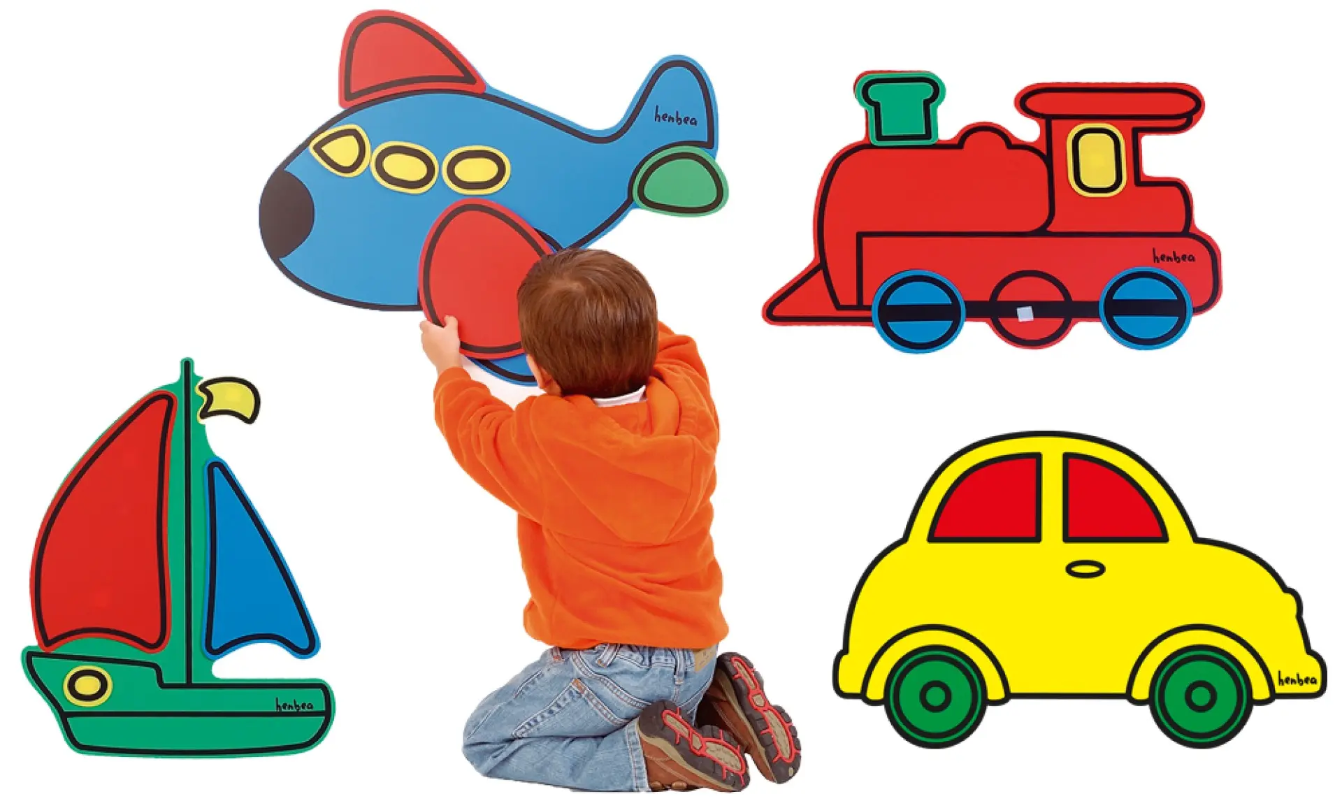 Brinquedos de madeira coloridos em forma de veículos com criança interagindo