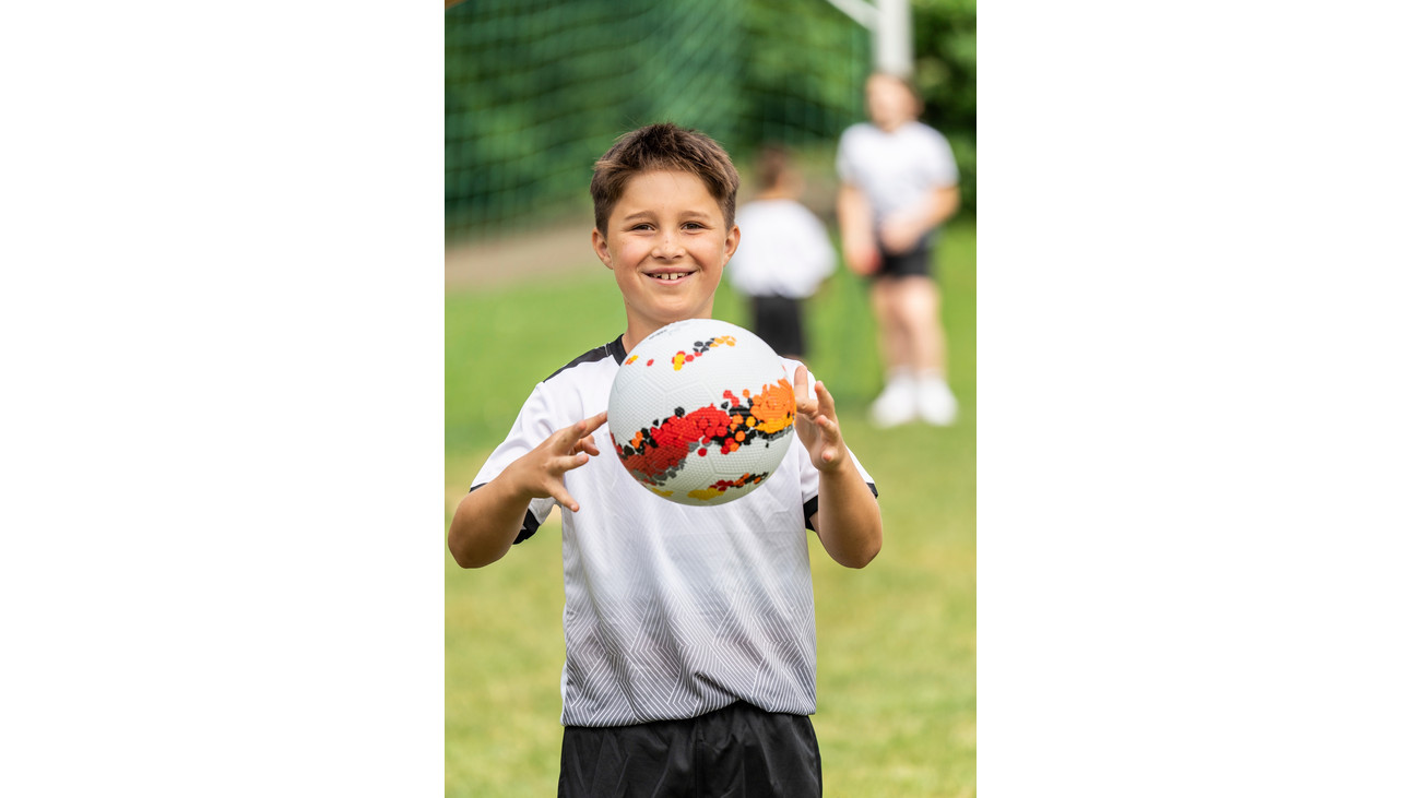 Bola Nº5 Uso Escolar Intensivo Futebol 757112 Rapaz com bola de futebol colorida num campo exterior