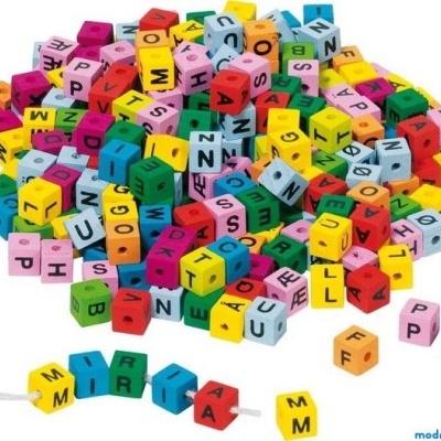 Cubos de madeira coloridos com letras em preto e cordão branco