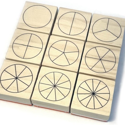 Selos de madeira com figuras de círculos divididos em seções