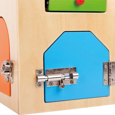 Caixa de atividade infantil em madeira com portas coloridas azul e laranja