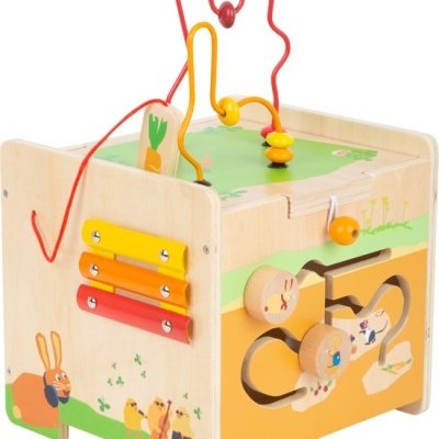 Brinquedo educativo de madeira com várias atividades coloridas para crianças.