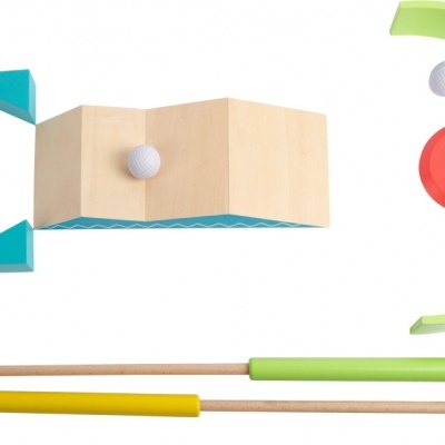 Conjunto de mini golfe infantil com tacos, bola e obstáculos de madeira colorida