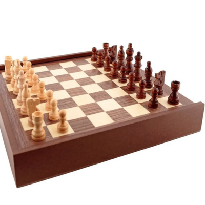 Tabuleiro de xadrez em madeira com peças castanho claro e escuro