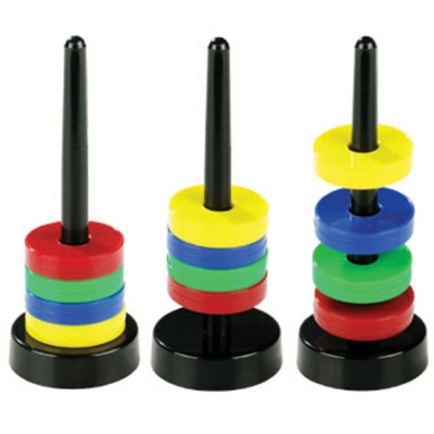 Torres de contar com anéis coloridos em vermelho, verde, azul e amarelo.