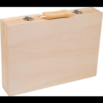 Mala de madeira clara com fechos metálicos e pega de madeira.