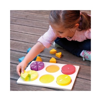 Jogo educativo de madeira com peças circulares coloridas para aprender frações