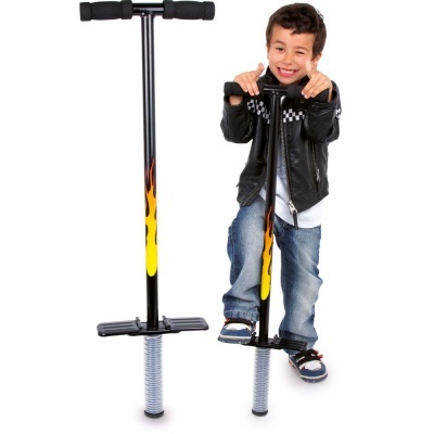 Berbequim toy preto e amarelo com mola e criança a brincar