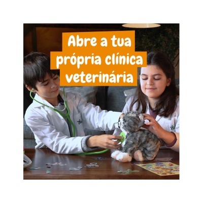 Crianças a brincar a veterinária com gato de pelúcia