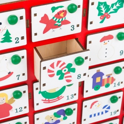 Calendário de advento de madeira com gavetas decoradas com figuras natalinas e números.