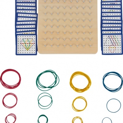 Tabuleiro de madeira com pinos, cartões com padrões geométricos e elásticos coloridos