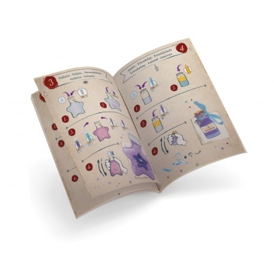 Livro aberto com instruções para criar frascos decorativos coloridos em forma de estrelas e frascos com rótulos.