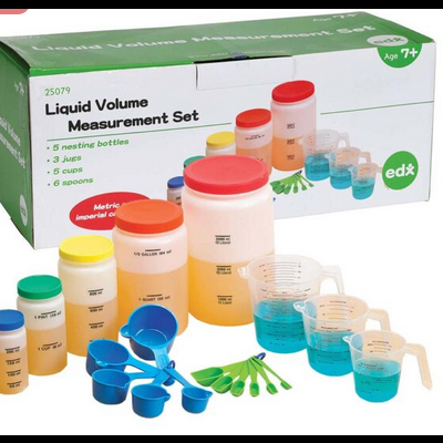 Conjunto de medição de volume líquido com garrafas, jarros, copos e colheres coloridas