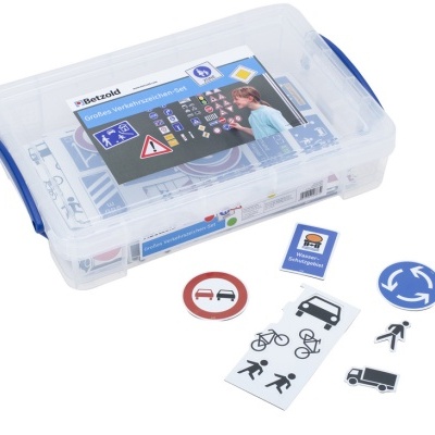 Conjunto de sinais de trânsito de brinquedo em caixa plástica transparente com símbolos de trânsito em cartões