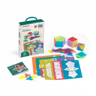 Jogo educativo com peças coloridas, cartolinas recortadas e embalagem com alça verde