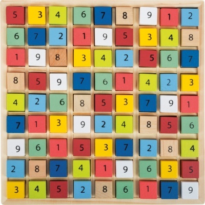 Tabuleiro de madeira com 81 cubos coloridos numerados de 1 a 9