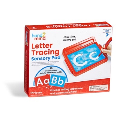 Caixa do Letter Tracing Sensory Pad com imagem da prancha vermelha com gel azul e letras C maiúscula e minúscula a ser traçadas.