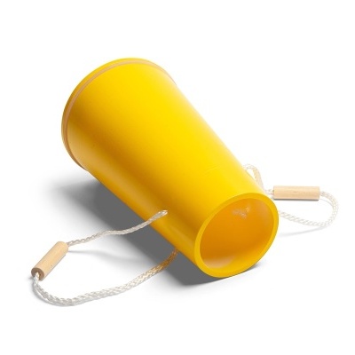 Copo amarelo de plástico com corda branca e pegadores de madeira