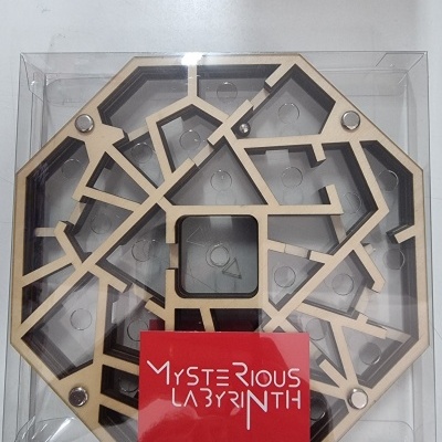 Labirinto de madeira claro em caixa plástica transparente com bola metálica e rótulo vermelho da Aquamarine Games