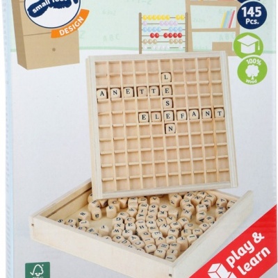 Jogo educativo de madeira com blocos de letras e tabuleiro, embalagem com informações sobre idade, número de peças e certificação FSC.