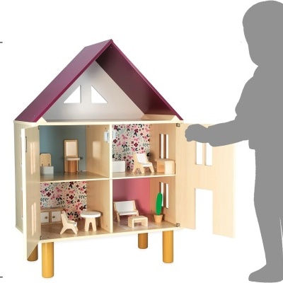 Casa de bonecas de madeira com telhado vermelho e móveis em fundo floral