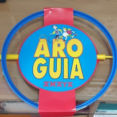 Aro guia azul e amarelo com embalagem colorida em superfície de madeira.