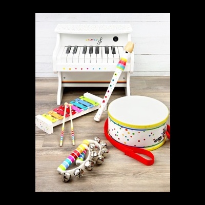 Brinquedos musicais infantis coloridos em madeira e metal, incluindo piano, flauta, xilofone, tambor e chocalho.