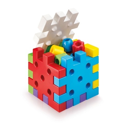 Brinquedo de construção colorido em plástico com peças em forma de cubo