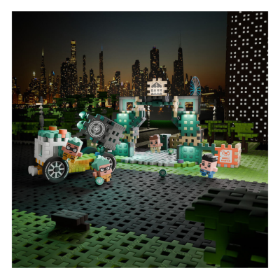 Conjunto de brinquedos de blocos pixelados com personagens e edifício 'BANK' em cenário urbano noturno