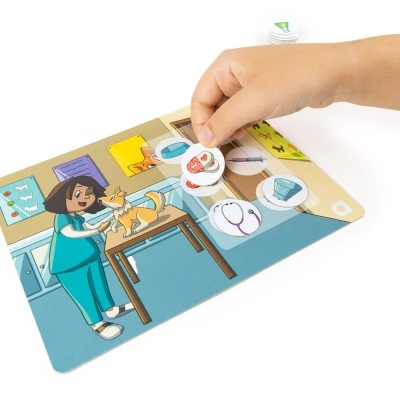 Tabuleiro de jogo infantil com cena de veterinária e cachorro, e peças redondas com imagens médicas