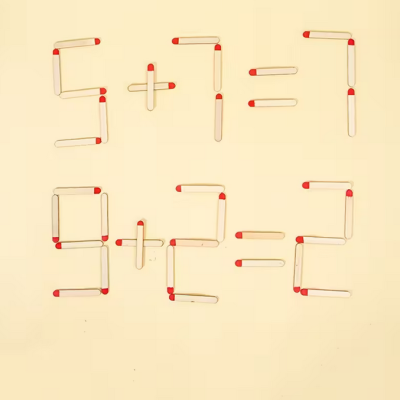 Fósforos organizados formando equações matemáticas simples sobre fundo bege.