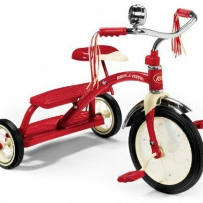 Triciclo infantil vermelho com detalhes em branco e preto, texto Radio Flyer no quadro