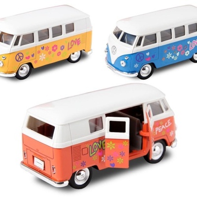 miniaturas de carrinhas Volkswagen coloridas com decoração floral e palavras peace e love
