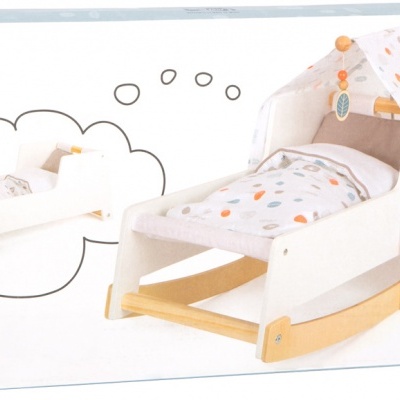 Berço branco em madeira com dossel estampado e roupa de cama em caixa de embalagem.