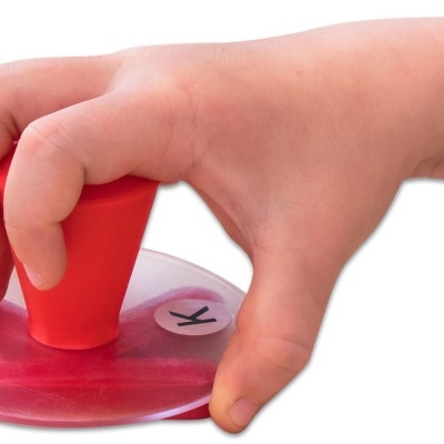 Carimbo vermelho com base transparente e almofada rosa segurado por uma mão