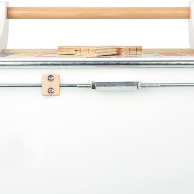 Dispositivo branco com rodas pretas, alça de madeira e detalhe metálico dourado