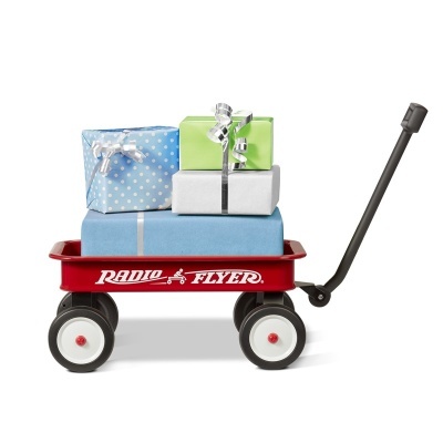 Carrinho vermelho 'RADIO FLYER' com presentes coloridos empilhados