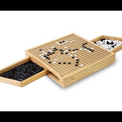 Tabuleiro de jogo Go em madeira com peças pretas e brancas e gavetas laterais para as peças.