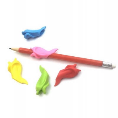 Apontadores de lápis em silicone colorido com lápis vermelho