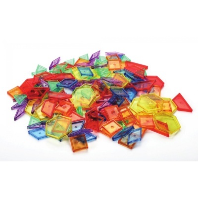 Peças geométricas coloridas translúcidas em plástico