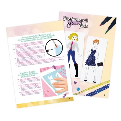 Páginas abertas de livro com desenhos de moda e texto multilíngue, canetas coloridas no canto