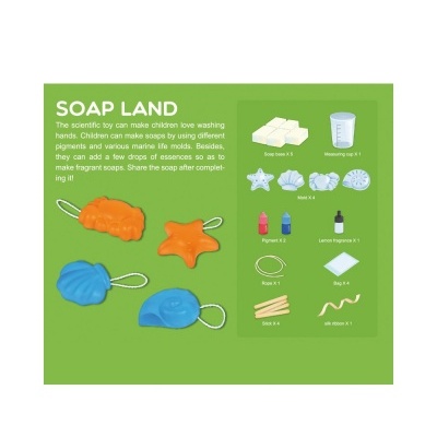 Kit para fazer sabonetes com formas marinhas coloridas e ingredientes vários sobre fundo verde