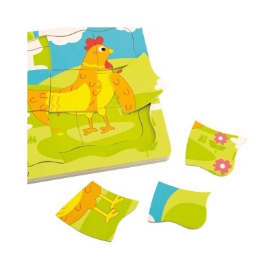 Puzzle de madeira colorido com desenho de galinha e peças soltas
