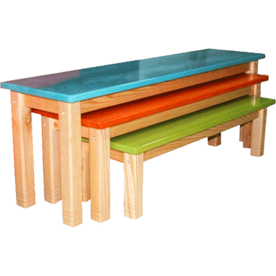 Conjunto de bancos de madeira coloridos empilhados de azul, laranja e verde