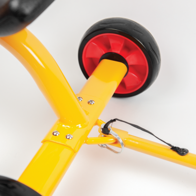 Estrutura metálica amarela com rodas pequenas pretas e vermelhas em fundo branco