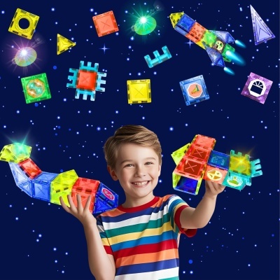 Criança a brincar com blocos magnéticos coloridos num ambiente com tema espacial