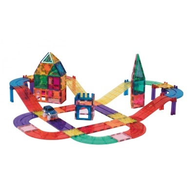 Conjunto de construção colorido com casas, torres e pista elevada