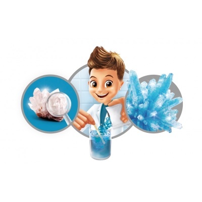 Personagem de desenho animado em laboratório mexendo copo com líquido azul, com imagens de cristais à esquerda e direita.
