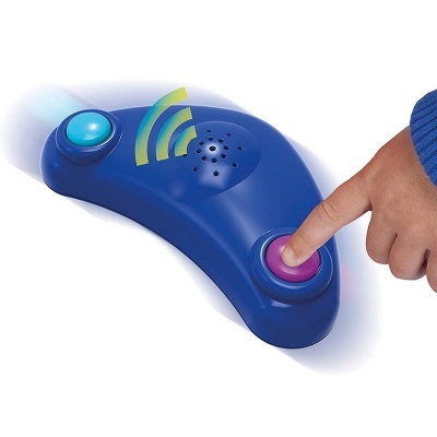 Dispositivo eletrônico azul com botões coloridos e mão a premir um botão